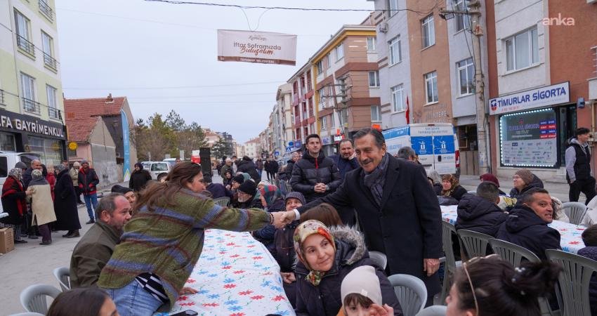 Tepebaşı Belediyesi’nin geleneksel hale getirdiği sokak iftarlarının bu defaki durağı,