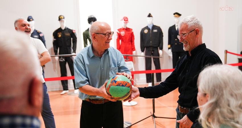 Tepebaşı Belediyesi’nden Yaşlılar Haftası’na özel etkinlik Tepebaşı Belediyesi, Yaşlılar Haftası kapsamında düzenlediği etkinlikte, Metin Özöğüt Yaşam