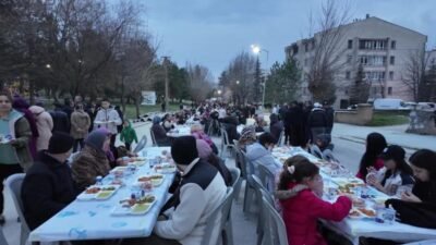 Tepebaşı Belediyesi, Uluönder Mahallesi’nde düzenlediği geleneksel sokak iftarında yaklaşık 4