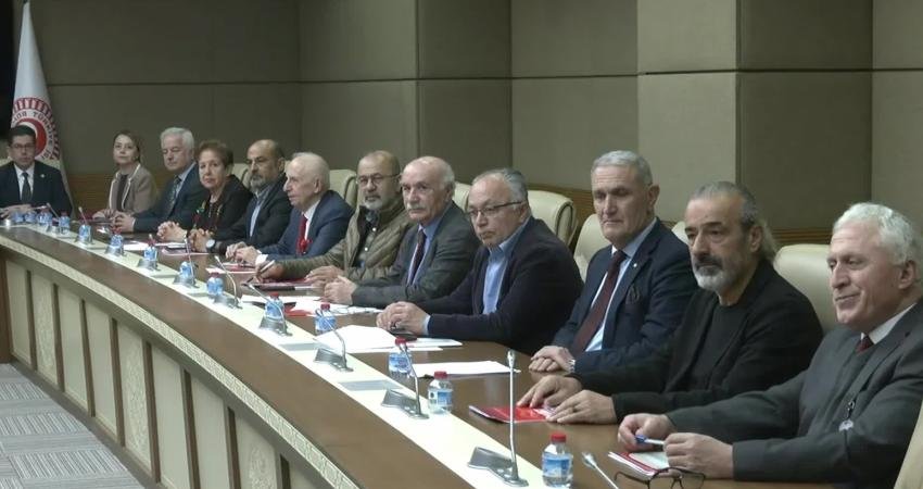 Tevhid-i Tedrisat Kanunu’nun kabulünün 102’nci yıl dönümü… Suat Özçağdaş: Yusuf Tekin ve arkadaşlarının bu ülkeye verdiği zararları el birliğiyle aşacak ve kapatacağız CHP'nin Milli Eğitim Politikaları Kurulu Başkanı Suat Özçağdaş, "Yusuf Tekin ve