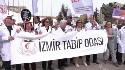 (ANKARA) - Türk Tabipleri Birliği’nin Diyarbakır’dan başlattığı "Beyaz Yürüyüş", 14 Mart Tıp Bayramı'nda