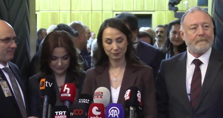 Tülay Hatimoğulları: “İmralı’da bir konut yapıldığı bilgisi var ve bu konuta henüz Sayın Öcalan taşınmış değil” DEM Parti Eş Genel Başkanı Tülay Hatimoğulları, "İmralı'da bir konut
