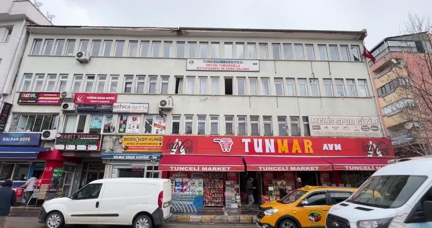 Tunceli Belediyesi iş hanını sattı, 50 bin kitaplık kütüphane ortada kaldı Tunceli Belediyesi bünyesinde faaliyet gösteren Vecihi Timuroğlu Kütüphanesi, bulunduğu iş