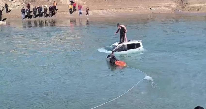 Tunceli Merkez’de bulunan Mameki Köprüsü üzerinde sürücüsünün direksiyon hakimiyetini kaybeden