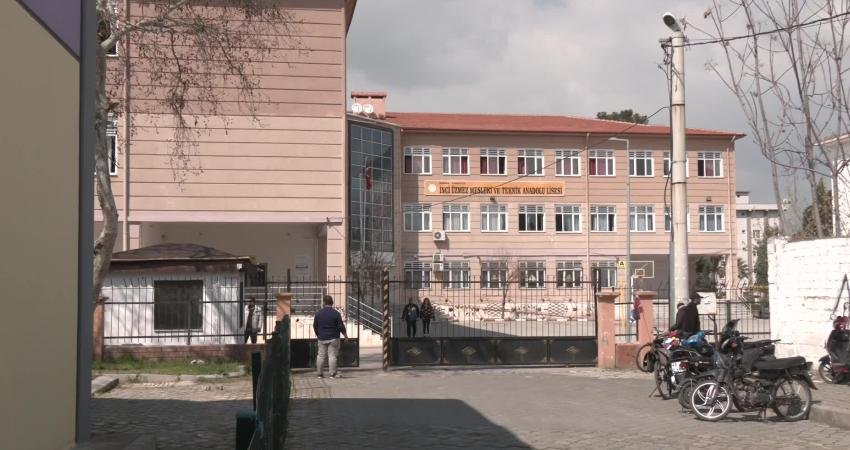 Turgutlu’da bir öğretmenin “Atatürk’e hakaret ettiği” iddiası… Eğitim-İş, suç duyurusunda bulunacağını açıkladı Manisa’nın Turgutlu ilçesinde bir öğretmenin Atatürk’e hakaret ettiği iddiaları ve