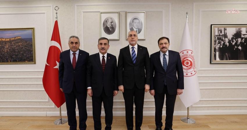Türkiye Kamu-Sen Genel Başkanı Kahveci’den Bakan Işıkhan’a ziyaret Türkiye Kamu-Sen Genel Başkanı Önder Kahveci, Çalışma ve Sosyal Güvenlik