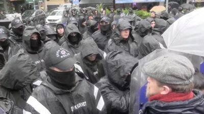 Tutuklu gazeteciler için Kadıköy’de eylem: Korkmuyoruz çünkü gerçeklerin gücüne ve halkın demokrasiye sahip çıkan iradesine inanıyoruz Basın meslek örgütleri ve sendikaların çağrısıyla Kadıköy'de düzenlenen protestoda, Merdan