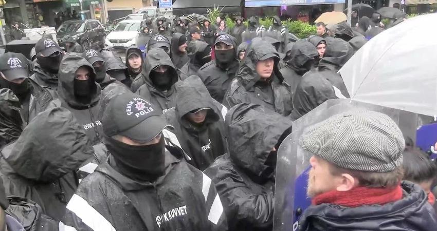 Tutuklu gazeteciler için Kadıköy’de eylem: Korkmuyoruz çünkü gerçeklerin gücüne ve halkın demokrasiye sahip çıkan iradesine inanıyoruz Basın meslek örgütleri ve sendikaların çağrısıyla Kadıköy'de düzenlenen protestoda, Merdan