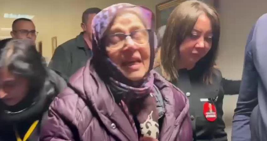 Tutuklu Mehmet Murat Çalık’ın annesi: Adalet bekliyorum, oğlumun eve çıkmasını istiyorum "İBB Davası" kapsamında yargılanan ve tutuklanmasının ardından görevinden uzaklaştırılan Beylikdüzü