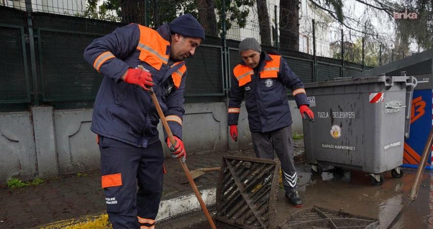 Tuzla’da şiddetli yağışa 100 personel ve 40 araçla müdahale İstanbul’u etkisi altına alan şiddetli yağış, Tuzla’yı da olumsuz etkiledi.