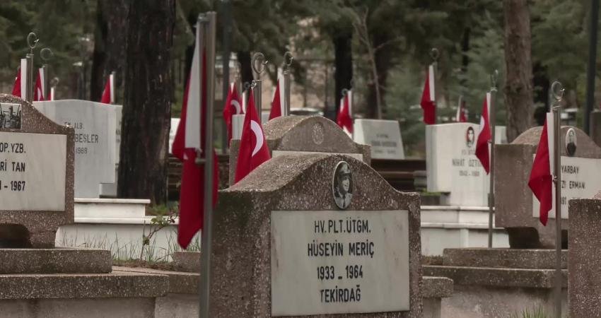 Zafer Partisi Genel Başkanı Ümit Özdağ, Ankara Cebeci Askeri Şehitliği'ni