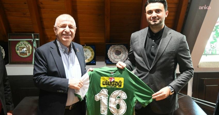 Zafer Partisi Genel Başkanı Ümit Özdağ, parti yöneticileriyle birlikte Bursaspor