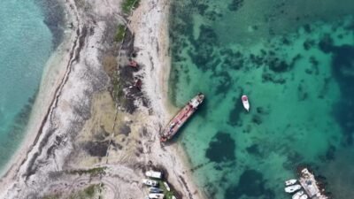 Urla’nın Demircili Koyu’nda izinsiz şekilde kıyıya çekilen ve burada sökülmek