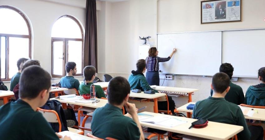 Uşak’ta Muzaffer Mert İlkokulu Müdürü Murat Kocakaya, öğretmenlerin bulunduğu WhatsApp