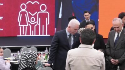 İstanbul Valisi Davut Gül, yetim ailelerle iftar programında bir araya