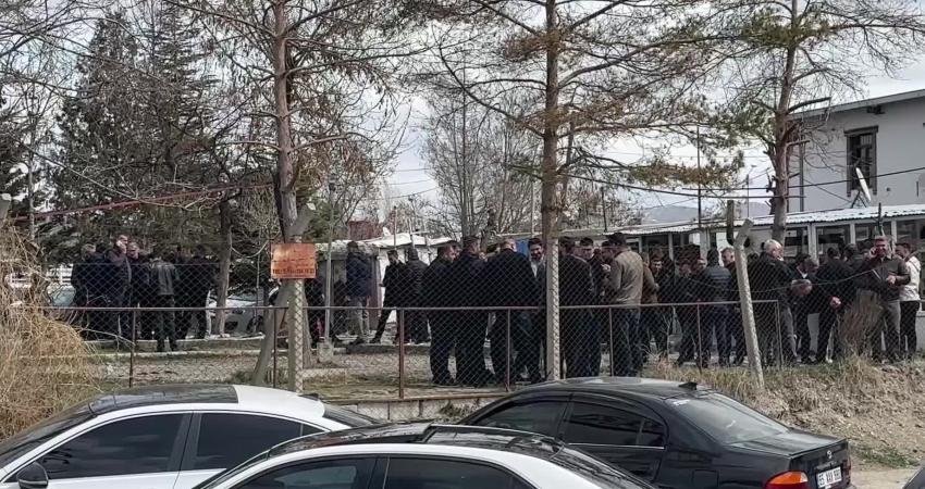 Van’da kamyoncular artan akaryakıt fiyatları ve düşük nakliye ücretleri nedeniyle iş bıraktı Van’da kamyoncu ve tır şoförleri, artan akaryakıt fiyatları, düşük nakliye