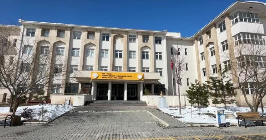 Vanlı öğrenciler, “Kendi kendini temizleyebilen camlar” projesiyle 57. TÜBİTAK Araştırma Yarışması’nda ilde birinci oldu Van'ın Tuşba ilçesindeki TOBB Hayati Yazıcı Fen Lisesi öğrencileri, TÜBİTAK