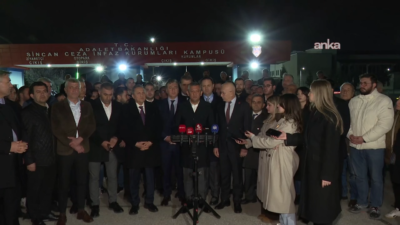 Özgür Özel’den Sincan Cezaevi’nde Tanju Özcan’a ziyaret: Eğer buradan icbar yoluyla irtikap çıkarsa, bir tane AK Partili belediye başkanı dışarıda kalamaz CHP Genel Başkanı Özgür Özel, Sincan Cezaevi'nde tutuklu bulunan Bolu Belediye