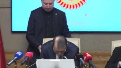 Yapay Zeka Komisyonu Başkanı Dönmez’den “yapay zeka destekli şarkılarda telif kime ödenecek” sorusuna yanıt: “Paydaşlarla görüşmek lazım” TBMM Yapay Zeka Araştırma Komisyonu Başkanı Fatih Dönmez, "Türkiye’nin yapay zeka