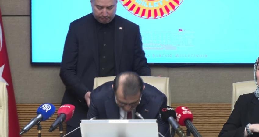 Yapay Zeka Komisyonu Başkanı Dönmez’den “yapay zeka destekli şarkılarda telif kime ödenecek” sorusuna yanıt: “Paydaşlarla görüşmek lazım” TBMM Yapay Zeka Araştırma Komisyonu Başkanı Fatih Dönmez, "Türkiye’nin yapay zeka