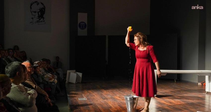 “Yaralarım Aşktandır” Didim’de büyük ilgiyle karşılandı Didim Belediyesi’nin kültür ve sanat buluşmaları kapsamında usta oyuncu Nazan