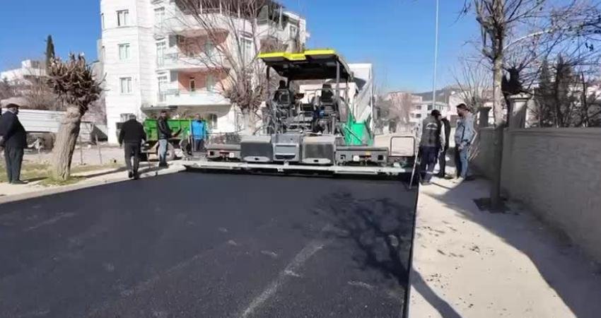 Yenimahalle’de altyapı tamamlandı, asfalt çalışmaları başladı… Adıyaman Belediye Başkanı Tutdere: “Görevimizin başında, halkımızın yanındayız” Adıyaman Belediyesi, altyapı çalışmaları tamamlanan Yenimahalle’de asfalt serimine başladı. Belediye