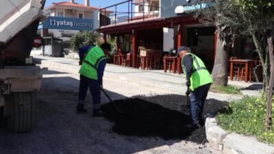 İzmir Büyükşehir Belediyesi, yaz sezonu öncesi Çeşme’nin yollarında yenileme çalışmalarına