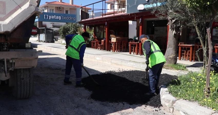 Yoğun yağışların ardından Çeşme’nin yolları yaza hazırlanıyor İzmir Büyükşehir Belediyesi, yaz sezonu öncesi Çeşme’nin yollarında yenileme çalışmalarına