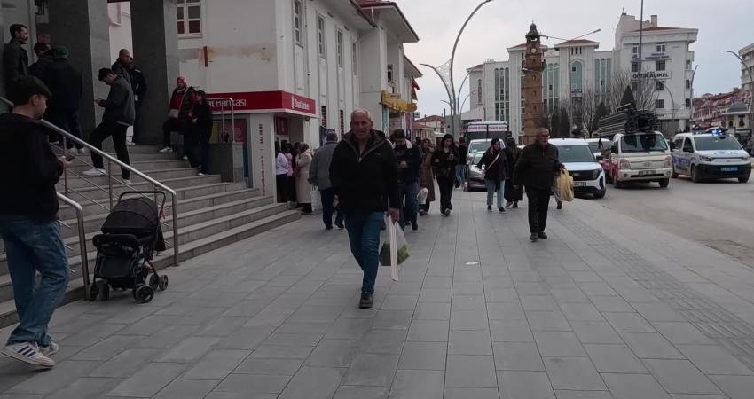 Yozgat’ta Ramazan Bayramı arifesinde satıcılar iş yapamamaktan, alıcılar da fiyatların