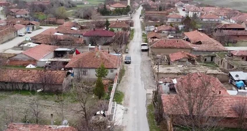 Yozgat’ın Yerköy ilçesine bağlı Aydıngün köyü, her yıl leylek sürülerine