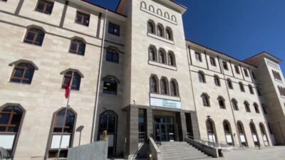 Yozgat’ta Cumhuriyet Ortaokulu Müdürü Fatih Bilir, makam odasında öğrencinin ağabeyi