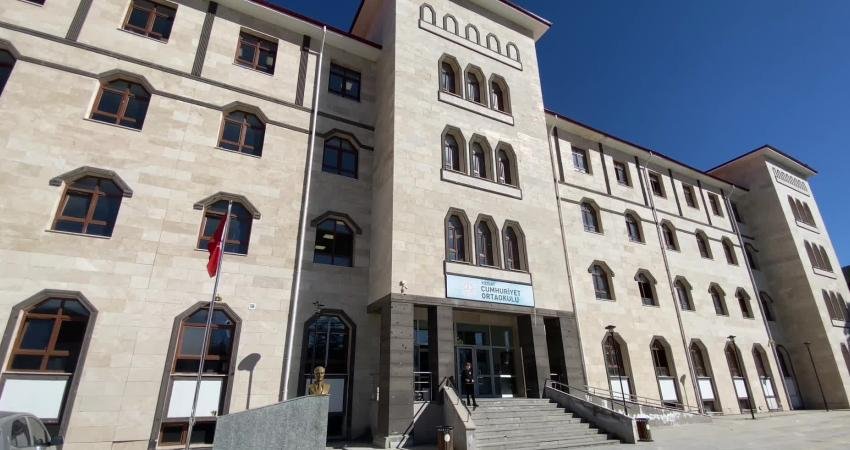 Yozgat’ta Cumhuriyet Ortaokulu Müdürü Fatih Bilir, makam odasında öğrencinin ağabeyi