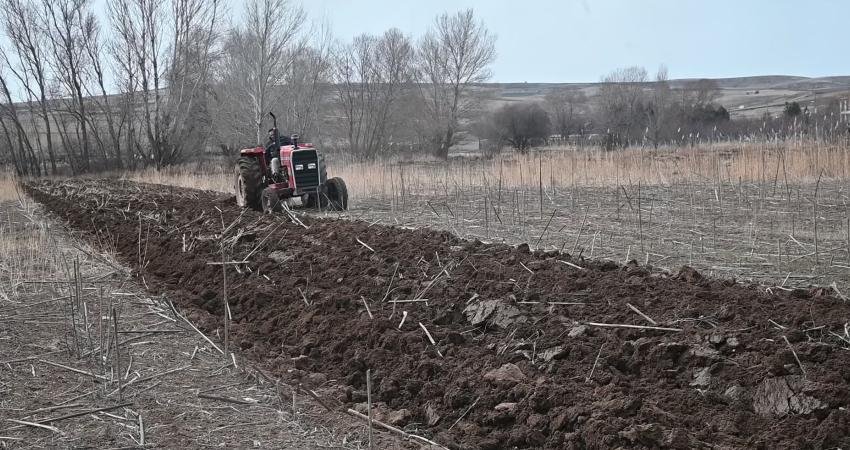 Türkiye’nin önemli tarım bölgelerinden Yozgat’ta çiftçiler tarlasına gübre, ilaç ve