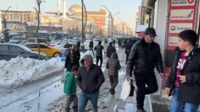 Hakkari'nin Yüksekova ilçesinde yurttaşlar Türkiye İstatistik Kurumu’nun (TÜİK) şubat ayı