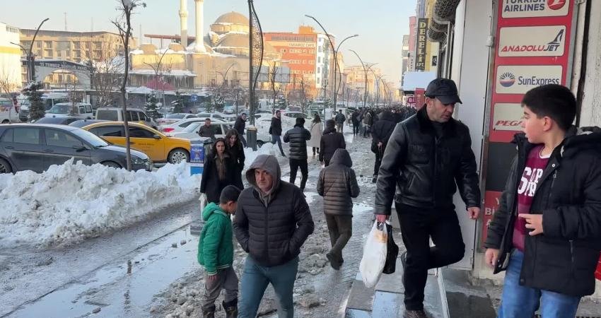 Yüksekovalı yurttaşlar enflasyon rakamlarına ilişkin konuştu: “TÜİK’e göre enflasyon yüzde 31,5 ama vatandaşın cebine baktığınızda bu oran çok daha yüksek hissediliyor” Hakkari'nin Yüksekova ilçesinde yurttaşlar Türkiye İstatistik Kurumu’nun (TÜİK) şubat ayı