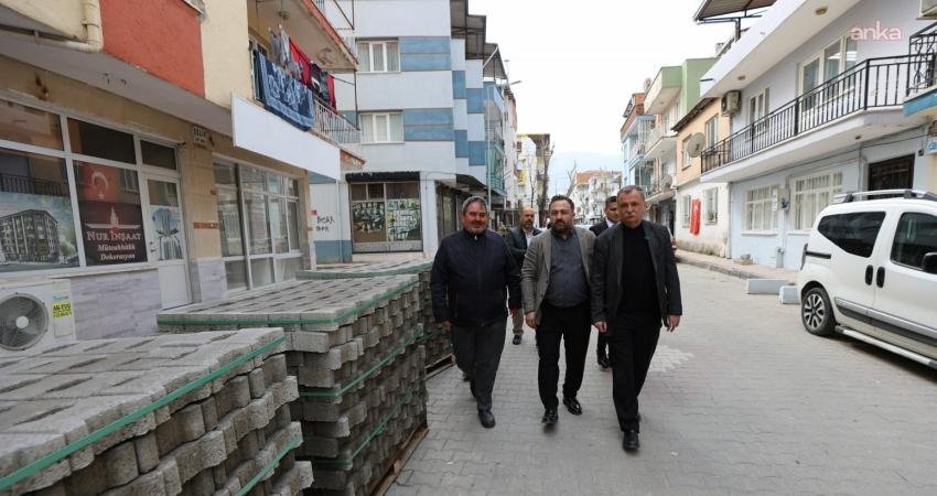 Yunusemre Belediye Başkanı Semih Balaban, Barbaros Mahallesi’nde bozulan yollarda devam