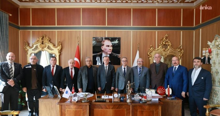 Yunusemre Belediye Başkanı Balaban: “İlçe sınırları içerisinde hiçbir yerde yöresel ürünler pazarı, fuar, panayır adı altında ticari faaliyet göstermeye izin vermeyeceğiz” Yunusemre Belediye Başkanı Semih Balaban, "Bundan sonra Yunusemre sınırları içerisinde