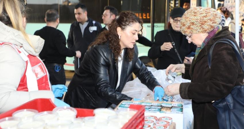 Yunusemre Belediyesi’nden hastane önünde iftar yemeği dağıtımı Yunusemre Belediyesi, dayanışma ve birlik duygularının pekiştirilmesi amacıyla Manisa Celal