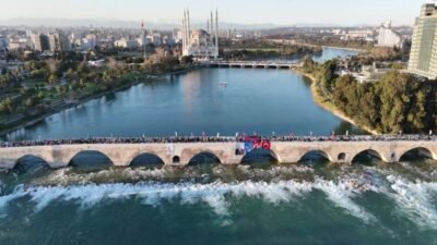 Yüreğir Belediyesi’nin “Taşköprü Halk İftarı”nda beş bin kişi aynı sofrada