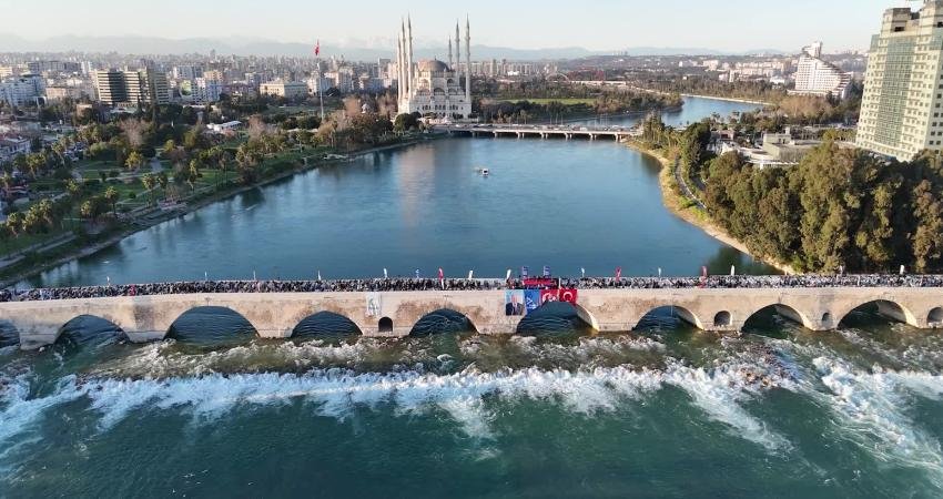 Yüreğir Belediyesi’nin “Taşköprü Halk İftarı”nda beş bin kişi aynı sofrada