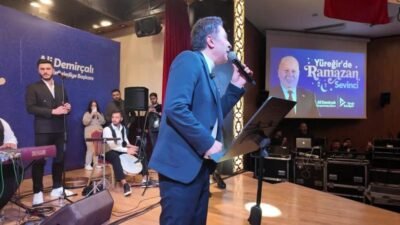 Yüreğir Belediyesi’nin ramazan etkinlikleri kapsamında düzenlediği tasavvuf müziği konserinde sanatçı