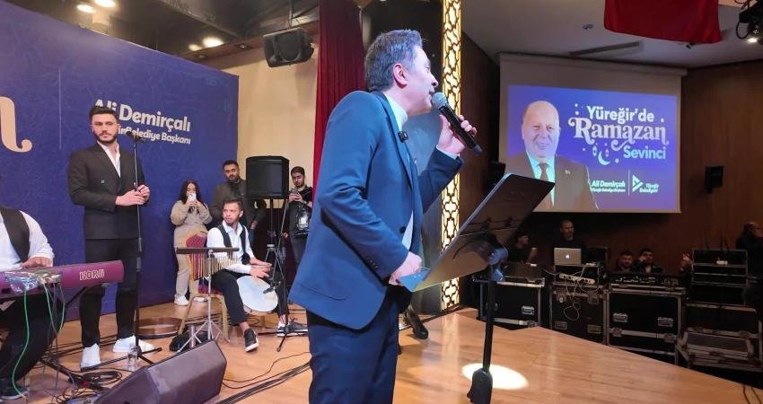 Yüreğir’de ramazan ayına özel Abdurrahman Önül konseri Yüreğir Belediyesi’nin ramazan etkinlikleri kapsamında düzenlediği tasavvuf müziği konserinde sanatçı