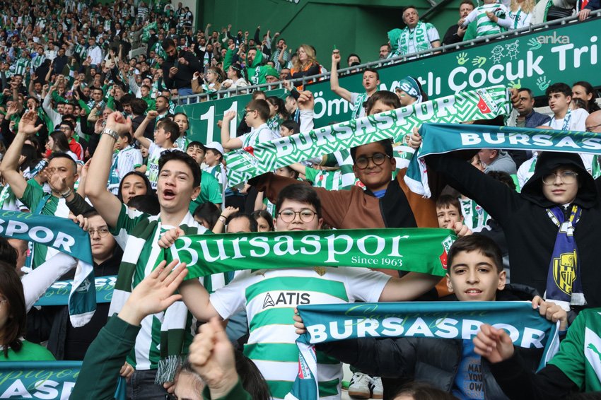 Osmangazi Belediye Başkanı Aydın: “Bursaspor, Süper Lig’de tekrar, hak ettiği yerde mücadeleye devam edecek” Bursaspor, sahasında Somaspor’u 5-1 mağlup ederek ligin bitimine bir hafta
