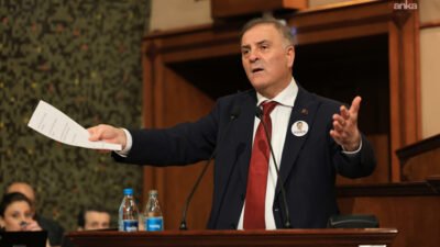 İstanbul Büyükşehir Belediyesi’nin (İBB) 2025 yılı Faaliyet Raporu sunumunu yapan