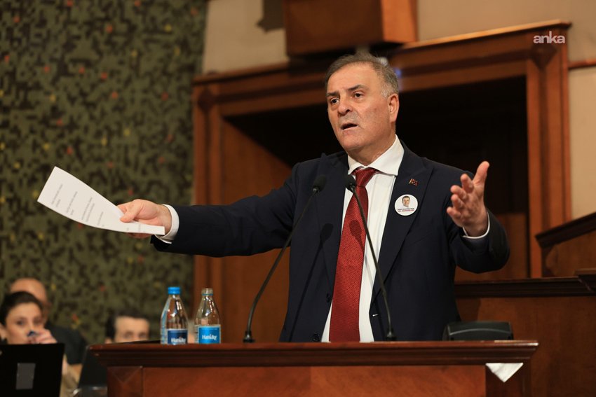 İstanbul Büyükşehir Belediyesi’nin (İBB) 2025 yılı Faaliyet Raporu sunumunu yapan