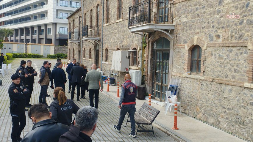 İzmir Büyükşehir Belediye Başkanı Cemil Tugay, Meslek Fabrikası binasının tahliyesine