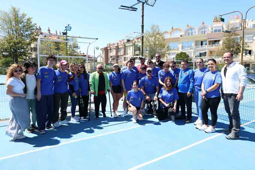 Marmaris’te otizm farkındalığı korta taşındı Marmaris’te Otizm Farkındalık Haftası etkinlikleri kapsamında düzenlenen tenis turnuvasına Belediye