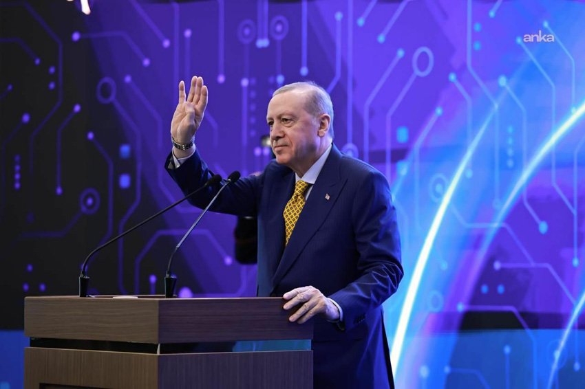 Cumhurbaşkanı Erdoğan: Dijital oyun ve içeriklerin olumsuz etkilerinden evlatlarımızı korumak mecburiyetindeyiz Cumhurbaşkanı Recep Tayyip Erdoğan, "Ekran bağımlılığı ve sonsuz kaydırma gibi