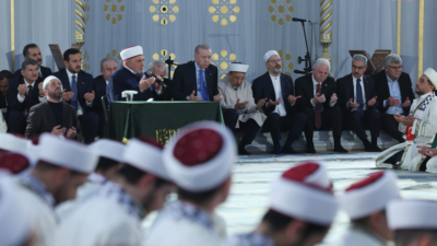 Cumhurbaşkanı Recep Tayyip Erdoğan, İstanbul'da Çamlıca Camii'de, hafızlık eğitimini tamamlayan