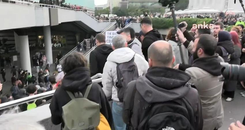 19 Mart operasyonlarının başladığı günlerde Şişli'de Cevahir AVM önünde basın